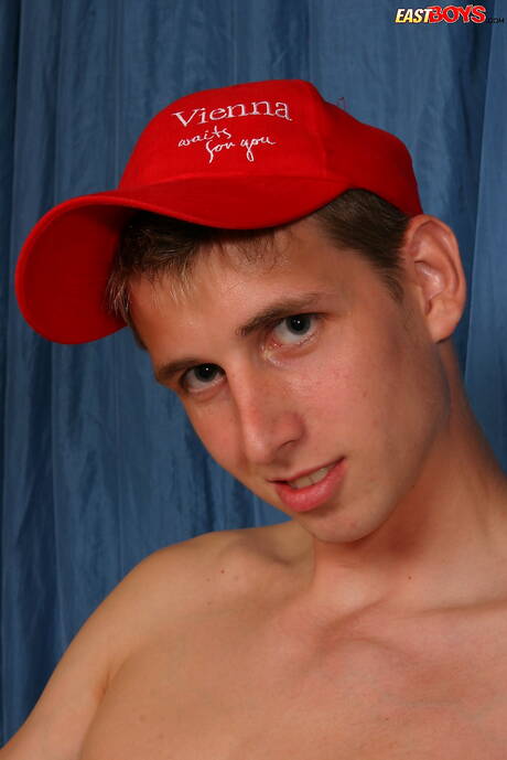 Młody Corey pozuje nago