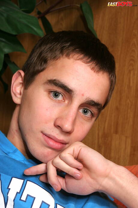 Muskularny Cole drażni swojego penisa