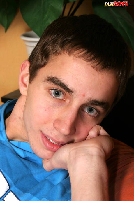 Muskularny Cole drażni swojego penisa