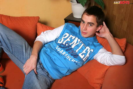 Muskularny Cole drażni swojego penisa