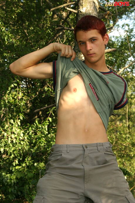 Młody chłopak Claiton pozuje nago i pokazuje ciasny tyłek na zewnątrz