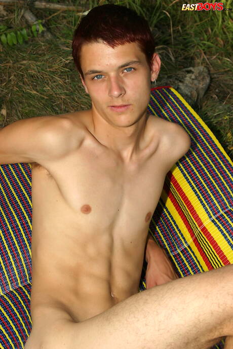 Młody chłopak Claiton pozuje nago i pokazuje ciasny tyłek na zewnątrz