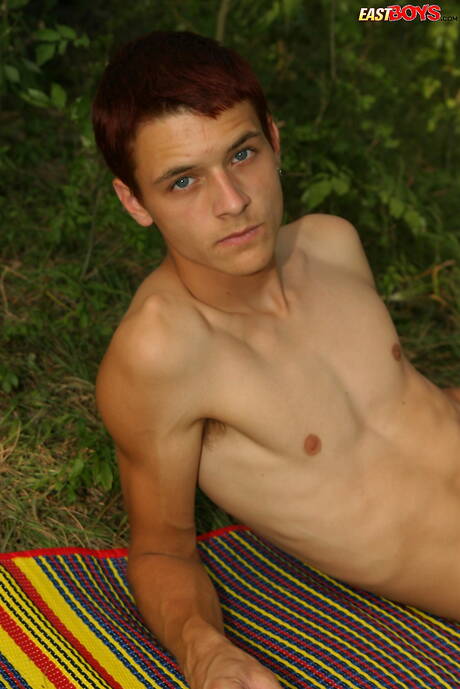 Młody chłopak Claiton pozuje nago i pokazuje ciasny tyłek na zewnątrz