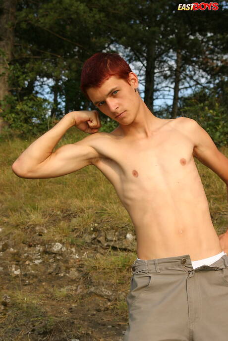 Młody chłopak Claiton pozuje nago i pokazuje ciasny tyłek na zewnątrz