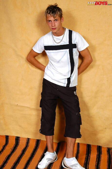 Młody chłopiec Christian pokazuje piękne ciało