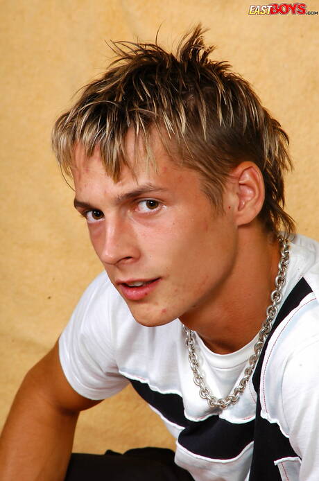 Młody chłopiec Christian pokazuje piękne ciało