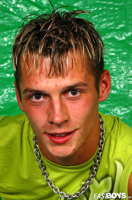 Piękny chłopiec Christian pokazuje piękne ciało