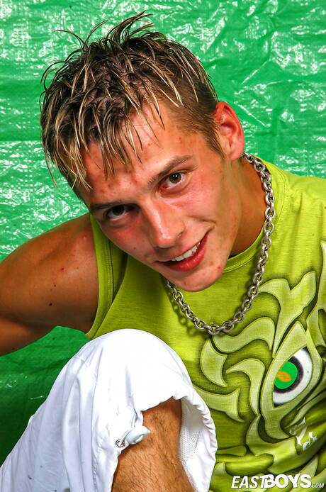 Piękny chłopiec Christian pokazuje piękne ciało