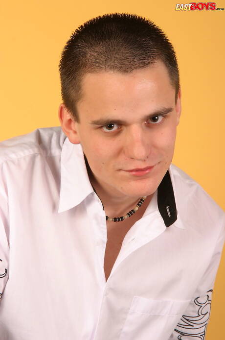 Hete twink Chester trekt zijn pik af