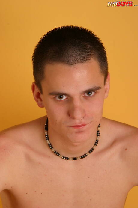 Hete twink Chester trekt zijn pik af