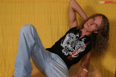 El guapo chico Cecil posando desnudo