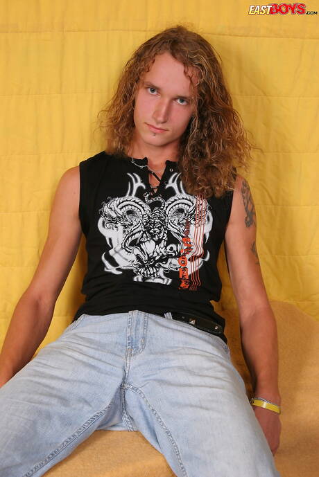 El guapo chico Cecil posando desnudo