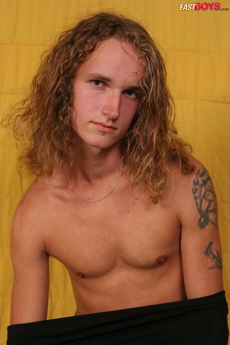 El guapo chico Cecil posando desnudo