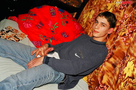 O gostoso twink Carsten se masturbando com um brinquedo