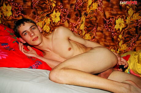 O gostoso twink Carsten se masturbando com um brinquedo