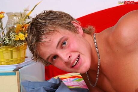 Der hübsche Henri posiert nackt und zeigt seinen Hintern