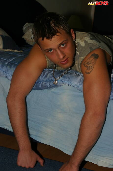 Muskelprotz Mario neckt seinen Schwanz