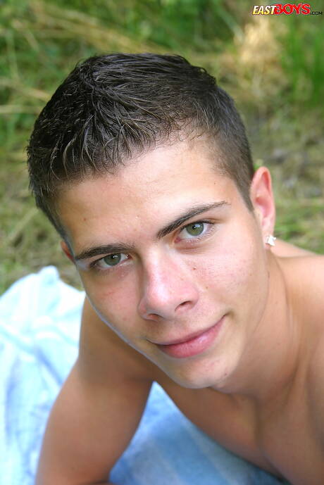 Der junge Tscheche Carl Draper posiert nackt im Freien