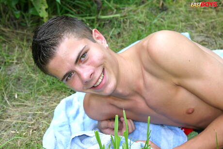 Der junge Tscheche Carl Draper posiert nackt im Freien