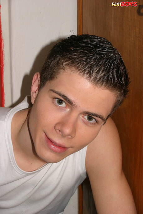 Der tschechische Junge Carl Draper zeigt einen perfekten Körper