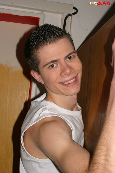 Der tschechische Junge Carl Draper zeigt einen perfekten Körper