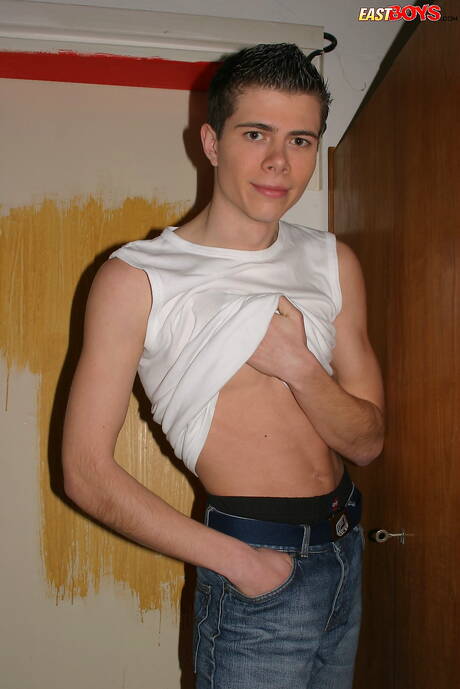 Der tschechische Junge Carl Draper zeigt einen perfekten Körper