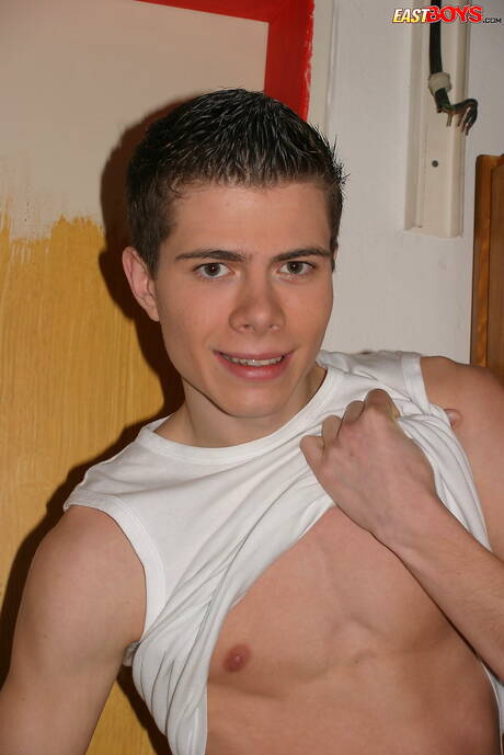 Der tschechische Junge Carl Draper zeigt einen perfekten Körper