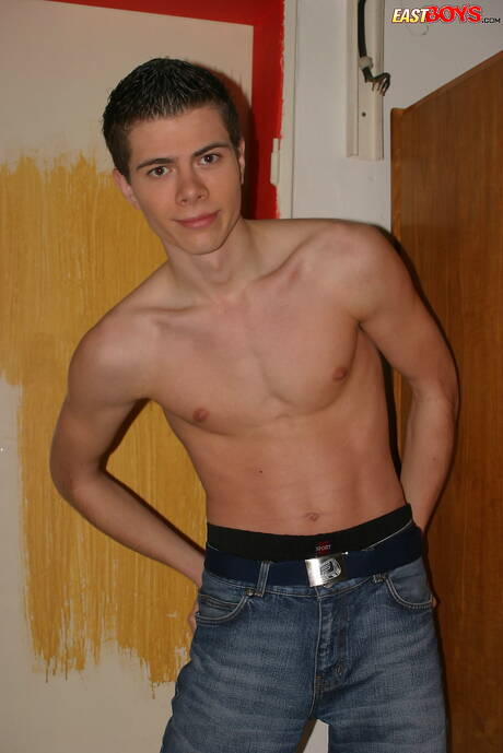 Der tschechische Junge Carl Draper zeigt einen perfekten Körper