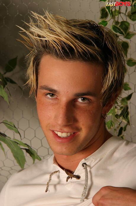 Le beau mec Carey se branle la bite