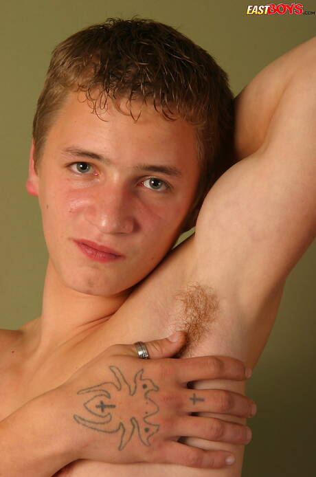 Twink Calvin se masturbando
