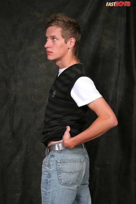 Der schöne Junge Byron zeigt einen perfekten Körper