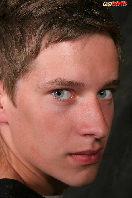 Der schöne Junge Byron zeigt einen perfekten Körper