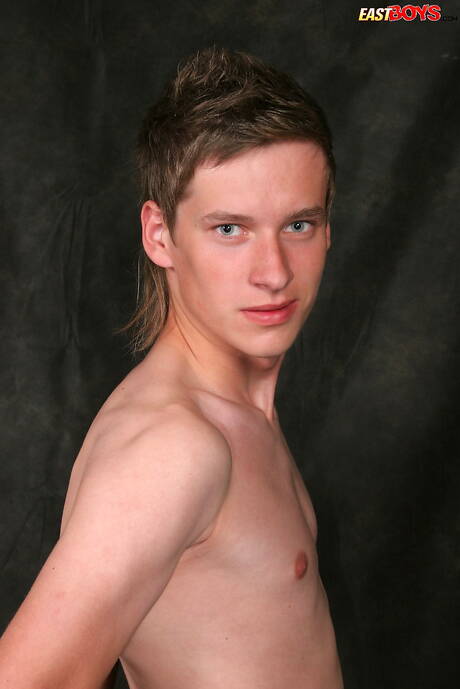 Der schöne Junge Byron zeigt einen perfekten Körper