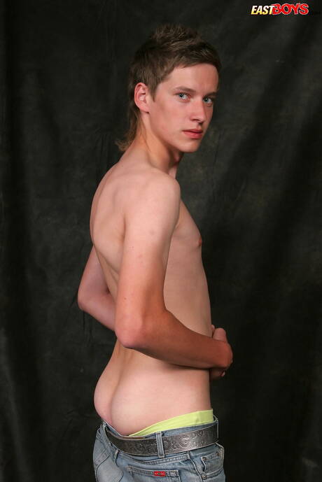 Der schöne Junge Byron zeigt einen perfekten Körper