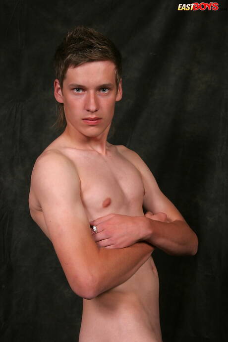 Der schöne Junge Byron zeigt einen perfekten Körper