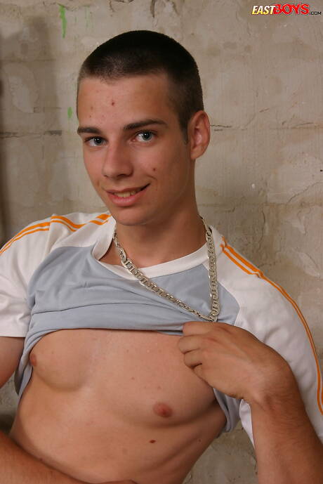 Il bel ragazzo Bruno mostra un bel corpo