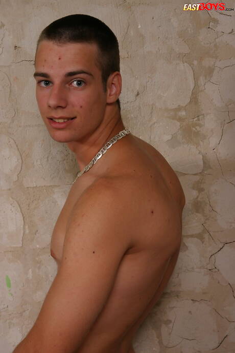Le beau garçon Bruno montre un beau corps