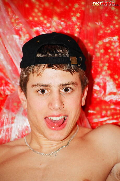 肌肉男藍調裸體擺造型