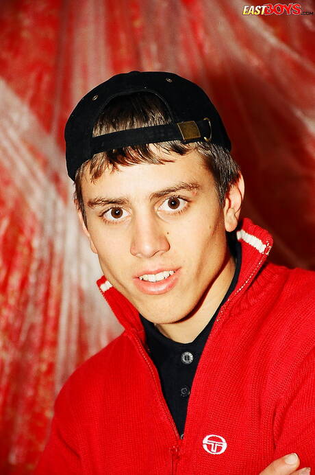 肌肉男藍調裸體擺造型