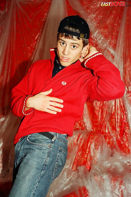 肌肉男藍調裸體擺造型