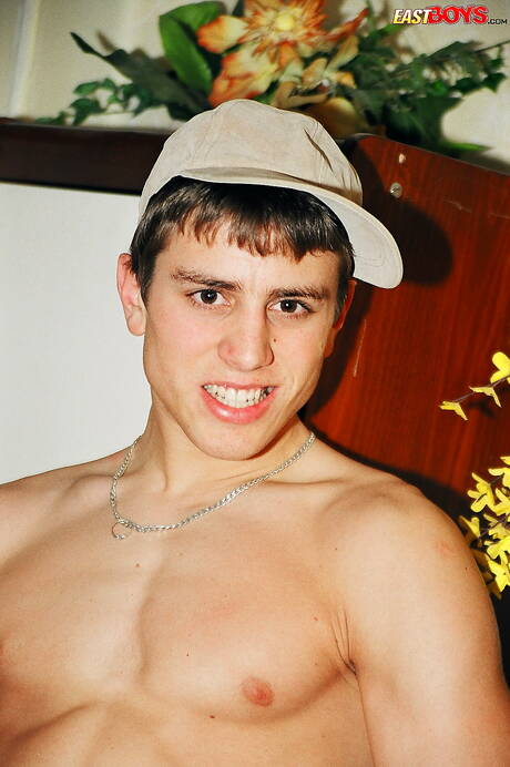 健壯的布魯斯裸體擺造型