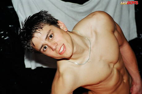 Le jeune Bruce pose nu et montre son cul chaud