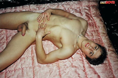 Le jeune Bruce pose nu et montre son cul chaud