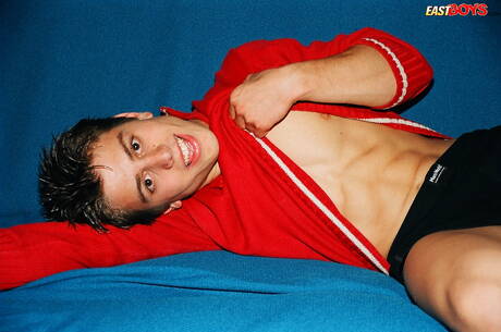 Beefy Bruce 裸體擺造型