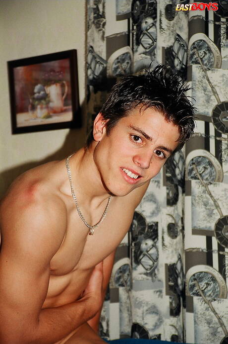 Bruce le costaud pose nu