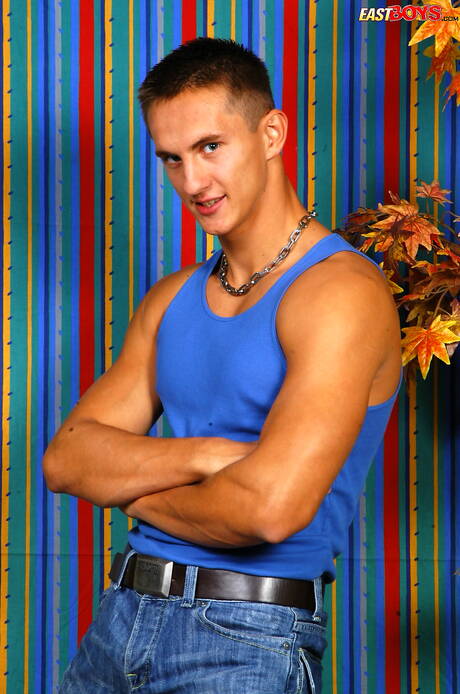 帥哥Bobby裸體擺造型