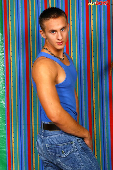 帥哥Bobby裸體擺造型