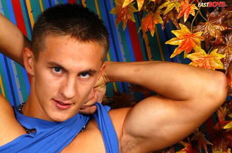 帥哥Bobby裸體擺造型