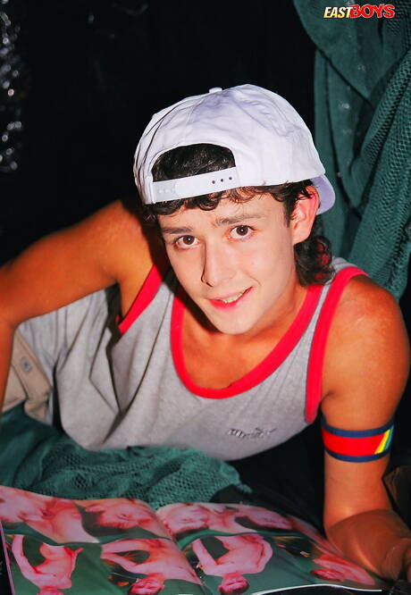 Il giovane Benjamin si masturba con un giocattolo sessuale