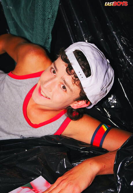 Il giovane Benjamin si masturba con un giocattolo sessuale